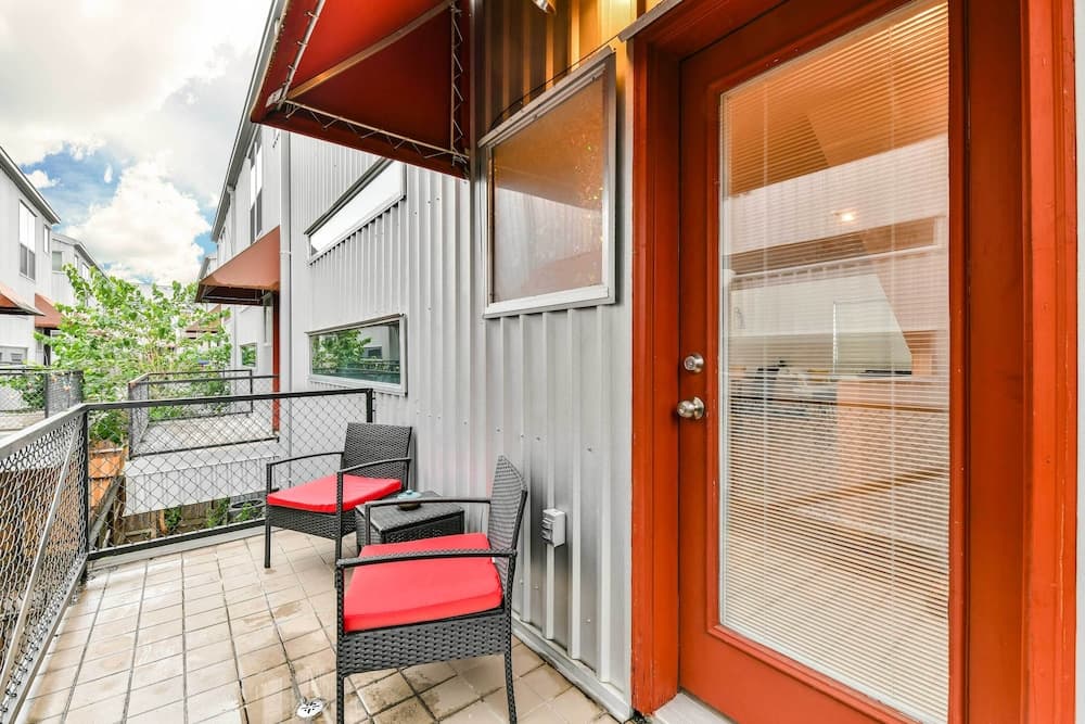 Modern Houston Townhome: 5 Miles to Downtown!