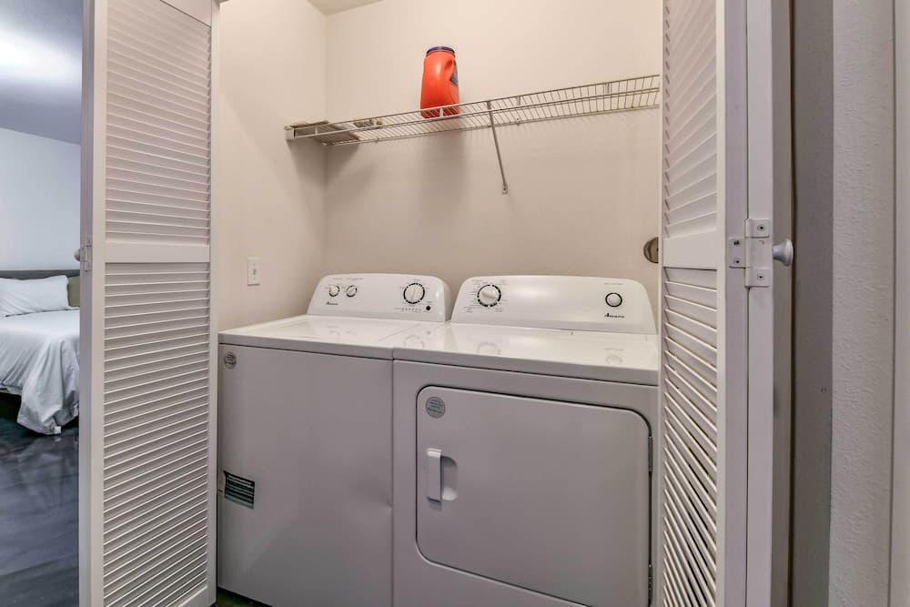 Modern Houston Townhome: 5 Miles to Downtown!