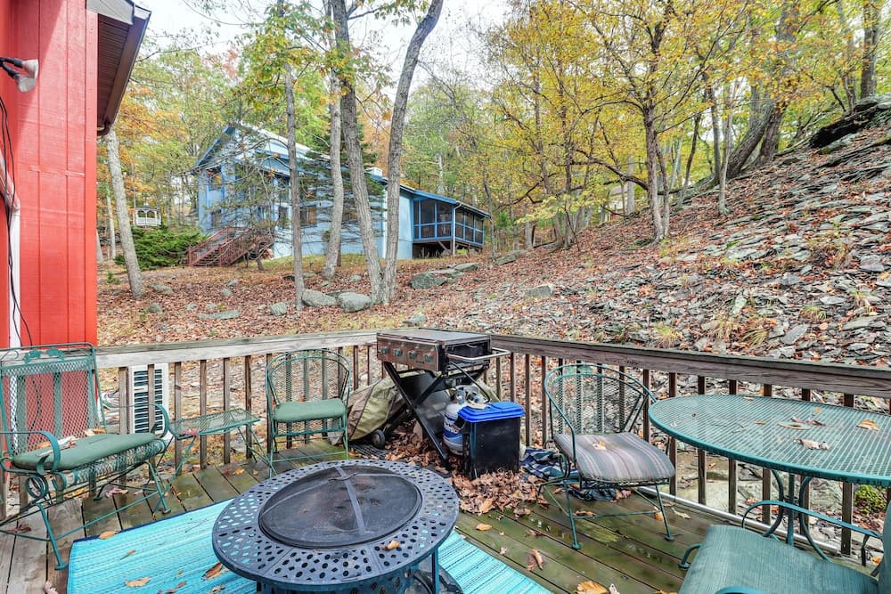 Fire Pit & Gas Grill: Charming Poconos Abode!