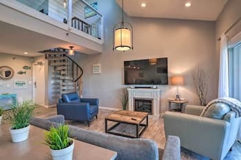 Sunny Condo With Pool: Walk to Indian Shores BCH