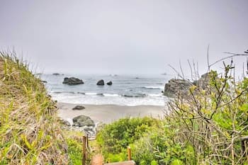 Serenity By The Sea - Chic Oceanfront Home w/ Deck