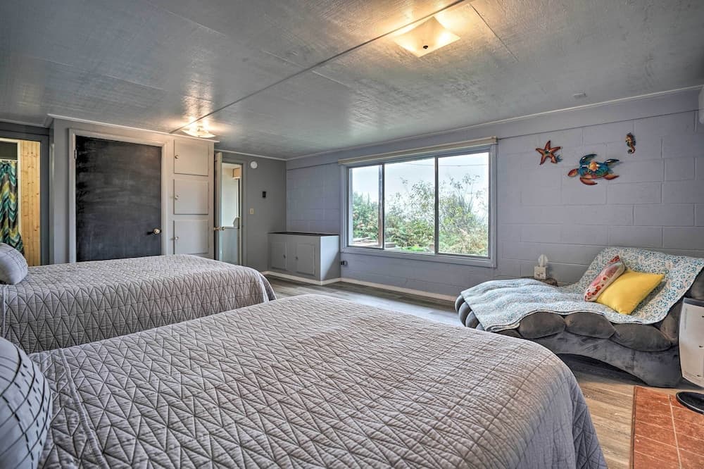 Serenity By The Sea - Chic Oceanfront Home w/ Deck