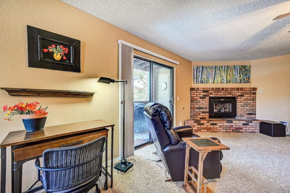 Flagstaff Condo w/ Balcony in Golf Community!
