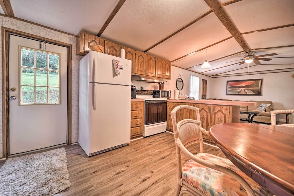 Quaint Cottage Overlooking Cherokee Reservoir