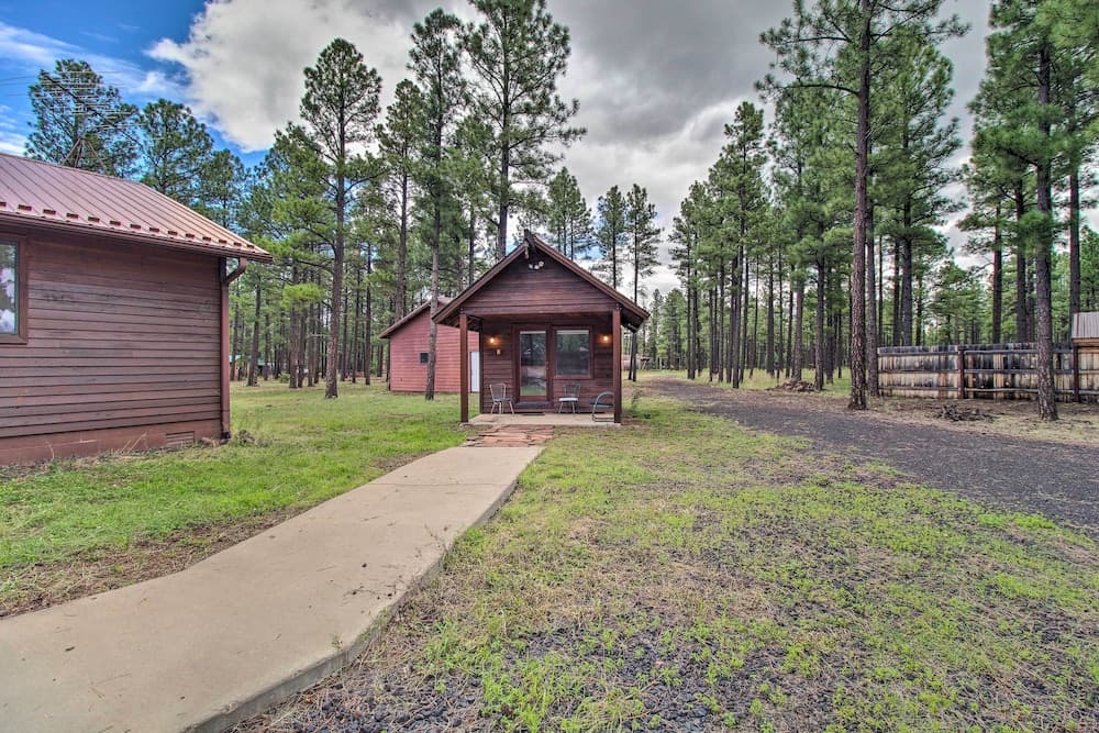 Yard, Grill & Games: Spacious Cabin in Lakeside!