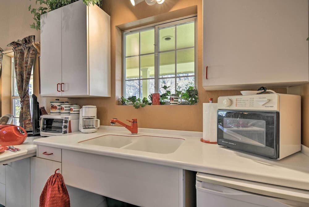 Lavish Sonora Suite on 10 Acres w/ Shared Pool!