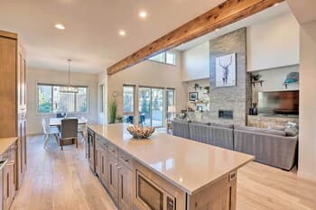 Luxury Mt Bachelor Retreat With Hot Tub & Patio!