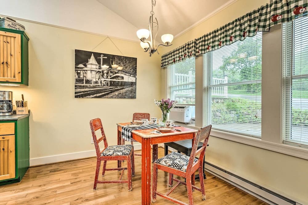 18 Mi to Crystal Mtn: Couple's Haven Near Lake