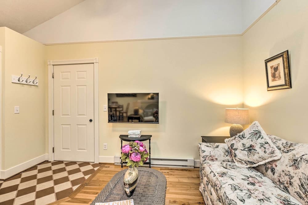 18 Mi to Crystal Mtn: Couple's Haven Near Lake