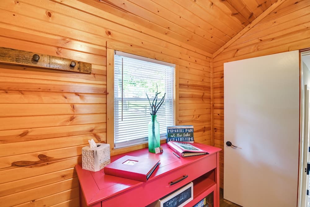 Our Lakeside Retreat w/ Deck on Lake Herrington!