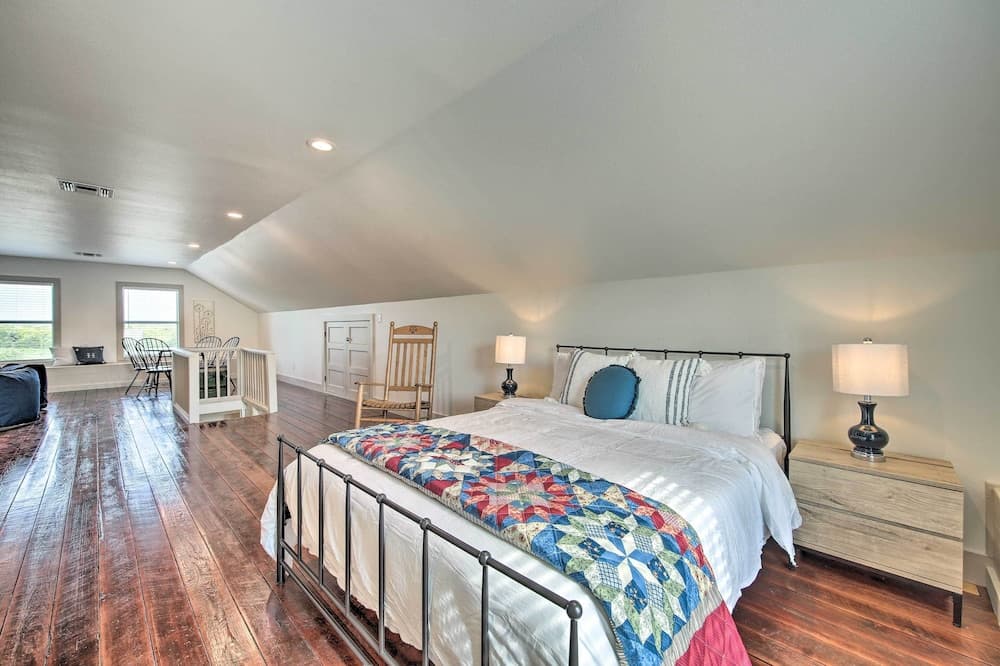 Peaceful Schulenburg Farmhouse w/ Fire Pit & Games