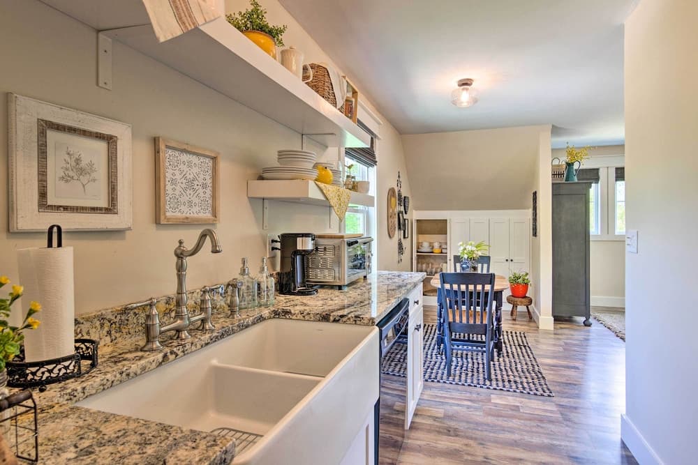 Near Parks, Trails & Lakes: Quaint Landrum Escape!