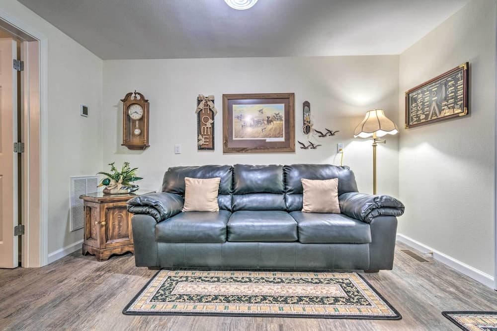 Deck w/ Bbq: Hot Springs Village Apt!