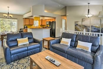 Peaceful Anchorage Getaway 12 Mi to Downtown!