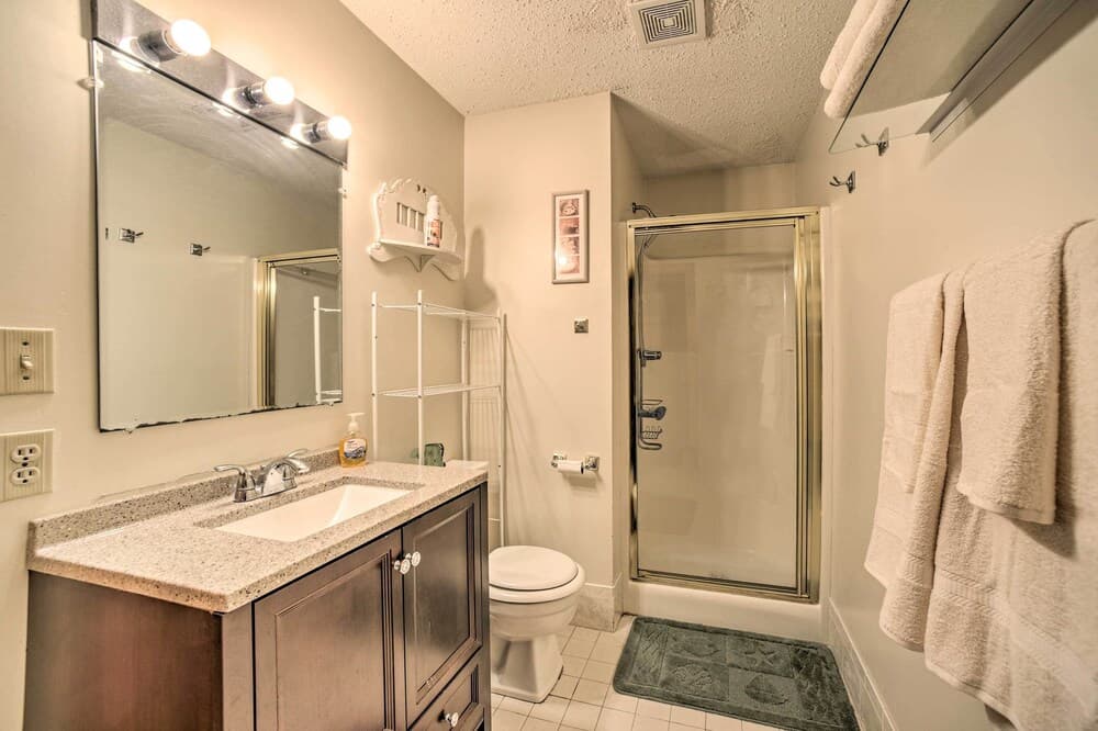 Cozy Mountain Retreat w/ Deck ~ 3 Mi to Mount Snow