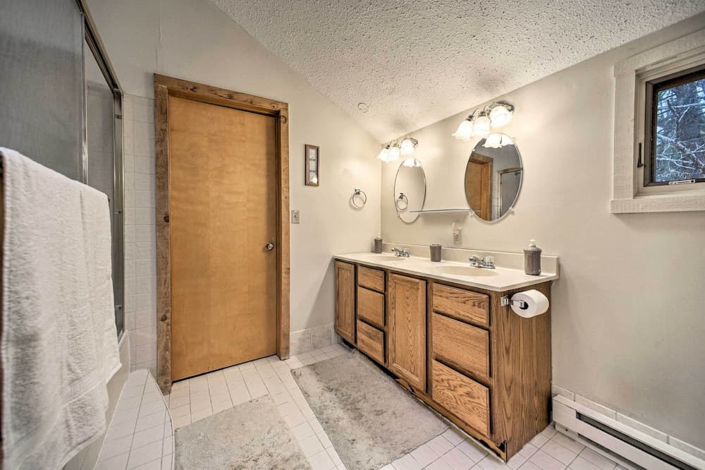 Cozy Mountain Retreat w/ Deck ~ 3 Mi to Mount Snow