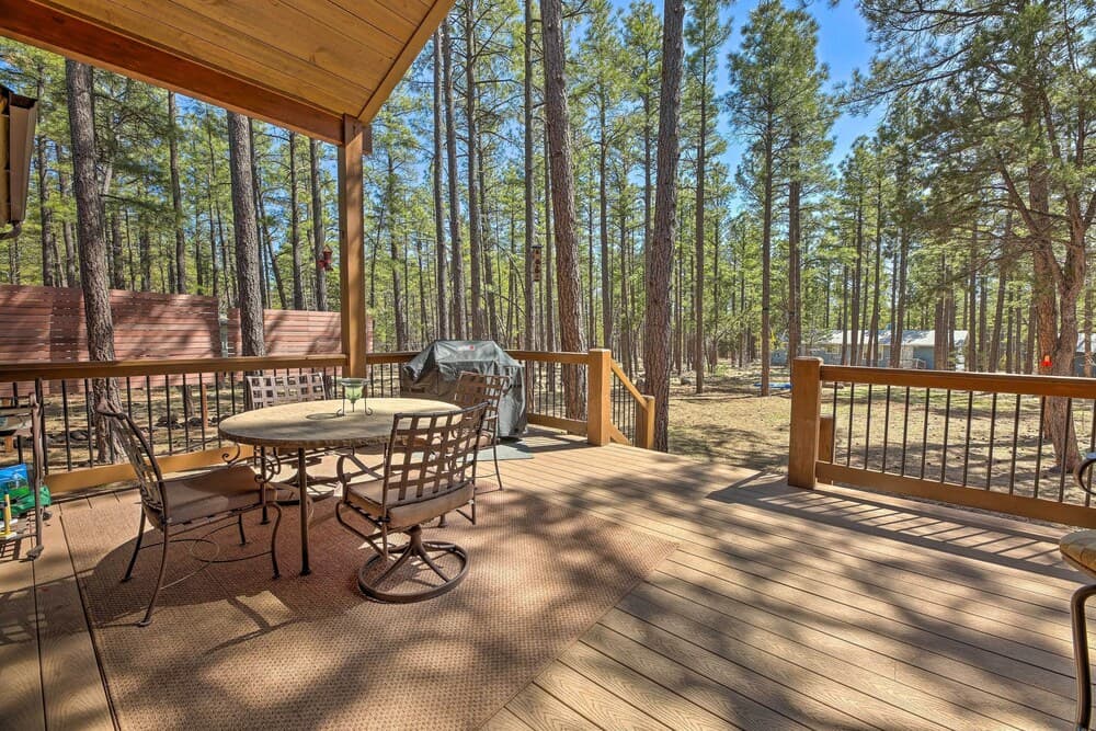 Fire Pit: Family-friendly Lakeside Retreat