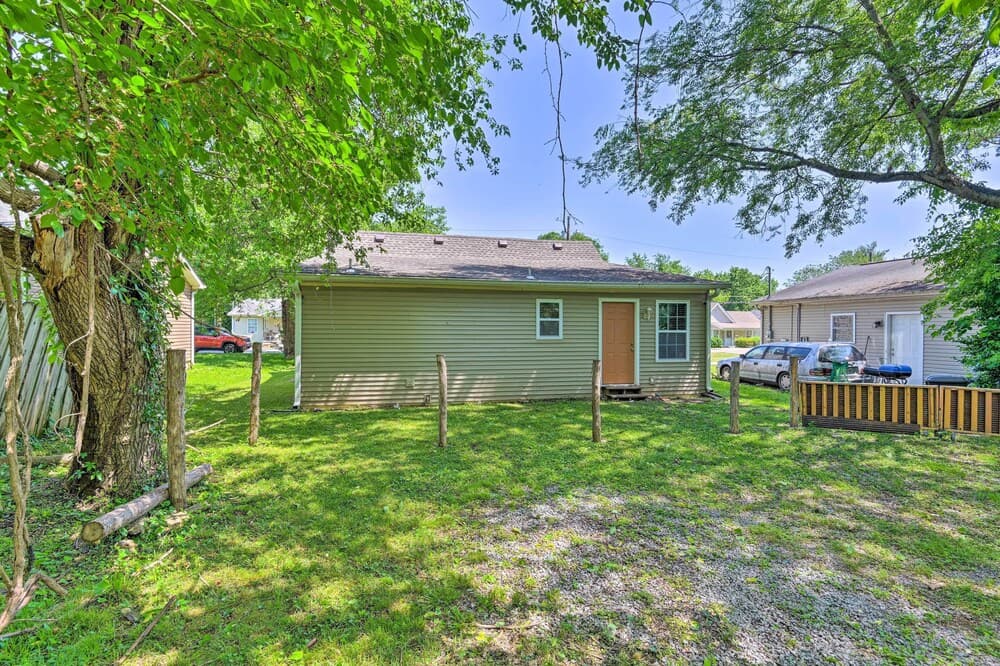 Quaint Downtown Murfreesboro Cottage w/ Lush Yard