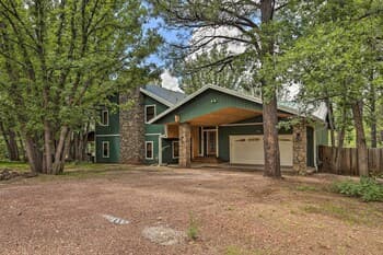 Family-friendly Pinetop Retreat: Deck + Yard!