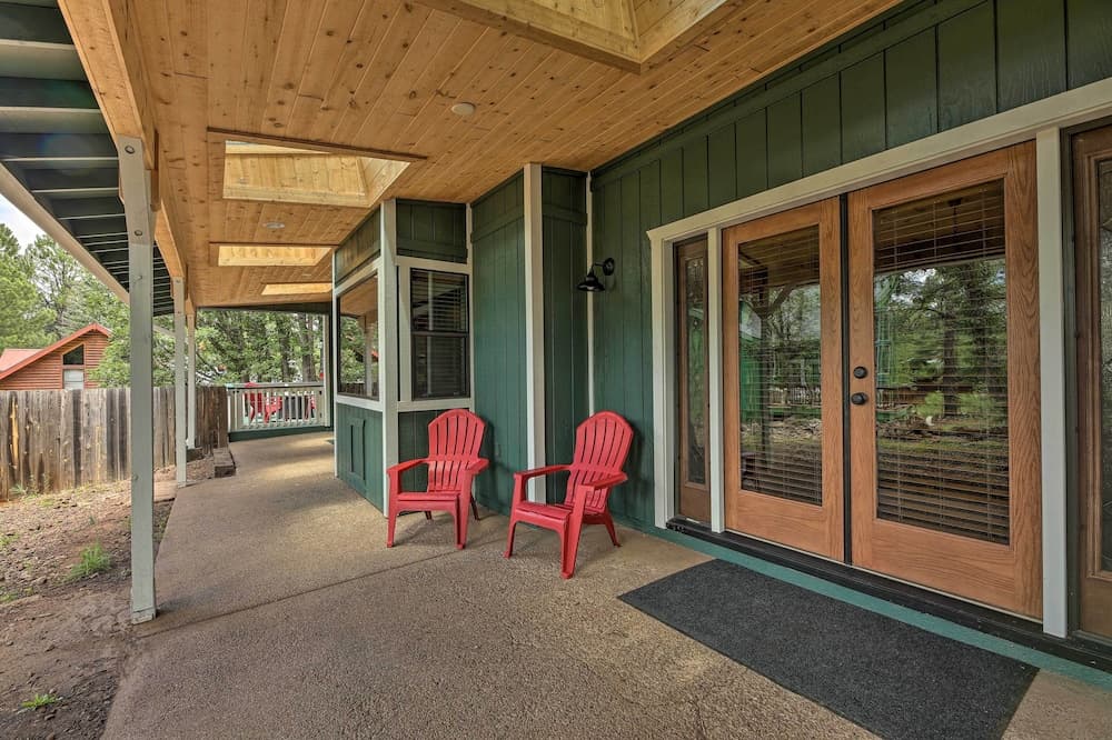 Deck + Yard: Family-friendly Pinetop Retreat