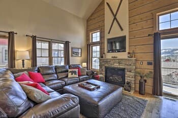 Charming Fraser Cabin w/ Hot Tub & Mountain Views!