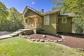 Pet-friendly Cottage w/ Fire Pit - 3 Mi to Siu!