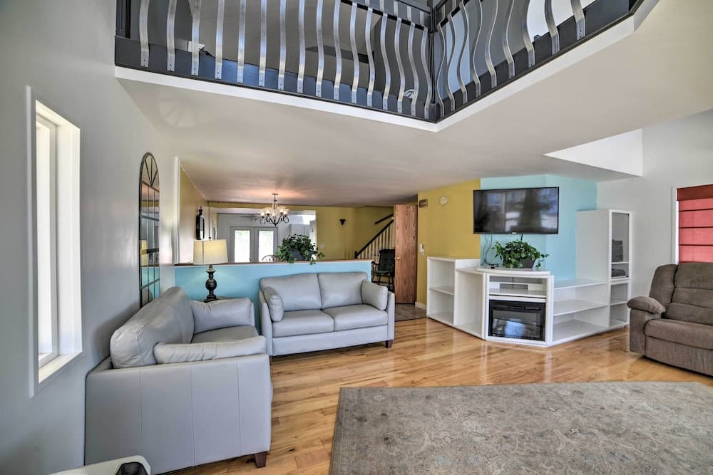 Sun-soaked Coastal Cottage w/ Deck + Walk to Beach