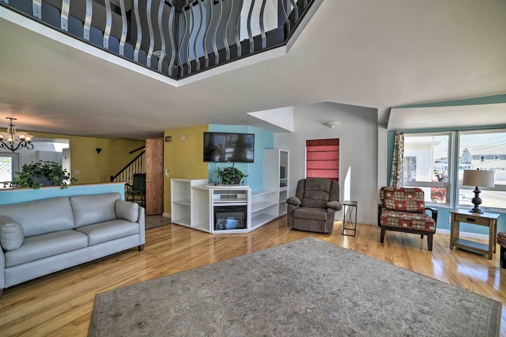 Sun-soaked Coastal Cottage w/ Deck + Walk to Beach