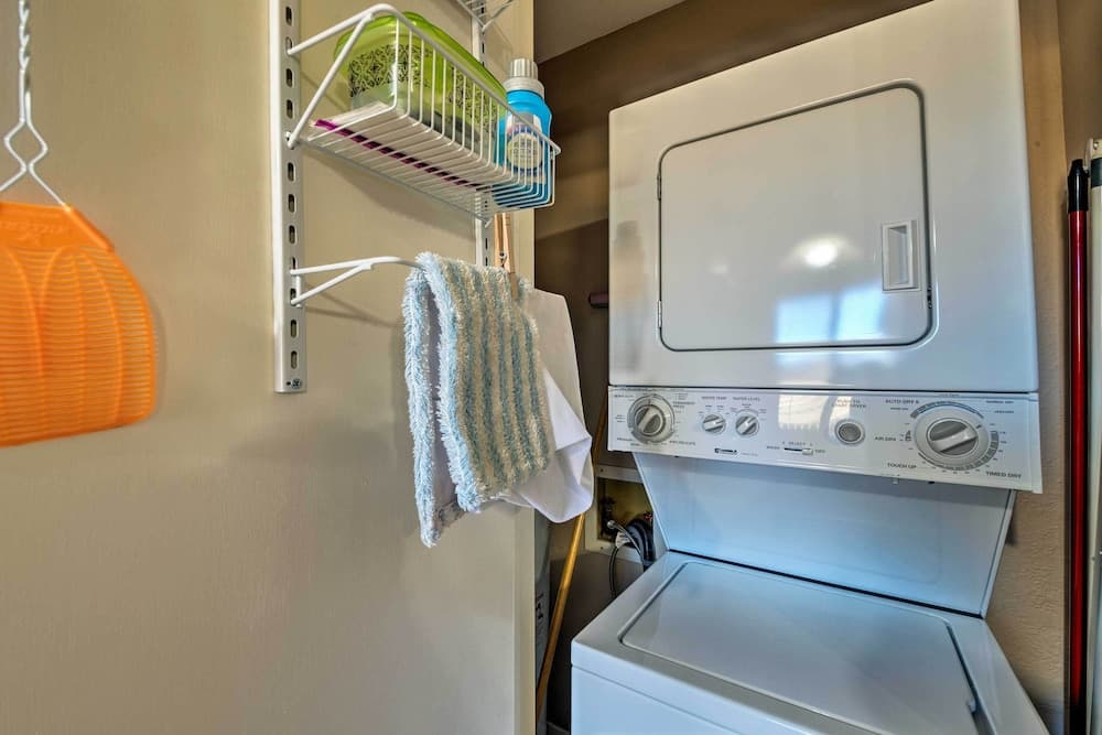 Condo on Golf Course: 2 Mi to Grindstone Lake!