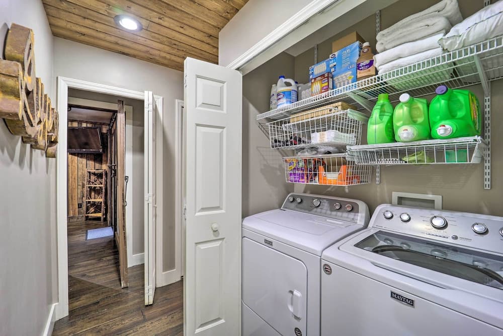 Luxe Beech Mtn Cabin w/ Hot Tub: 2 Mi to Skiing!