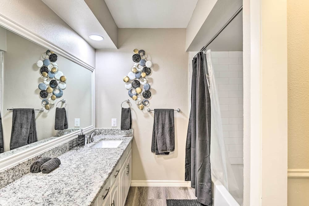 1 Mi to At&t Stadium: Downtown Arlington Home