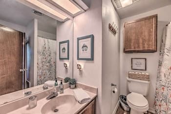 Updated Ruidoso Mountain Escape w/ Deck & Balcony!