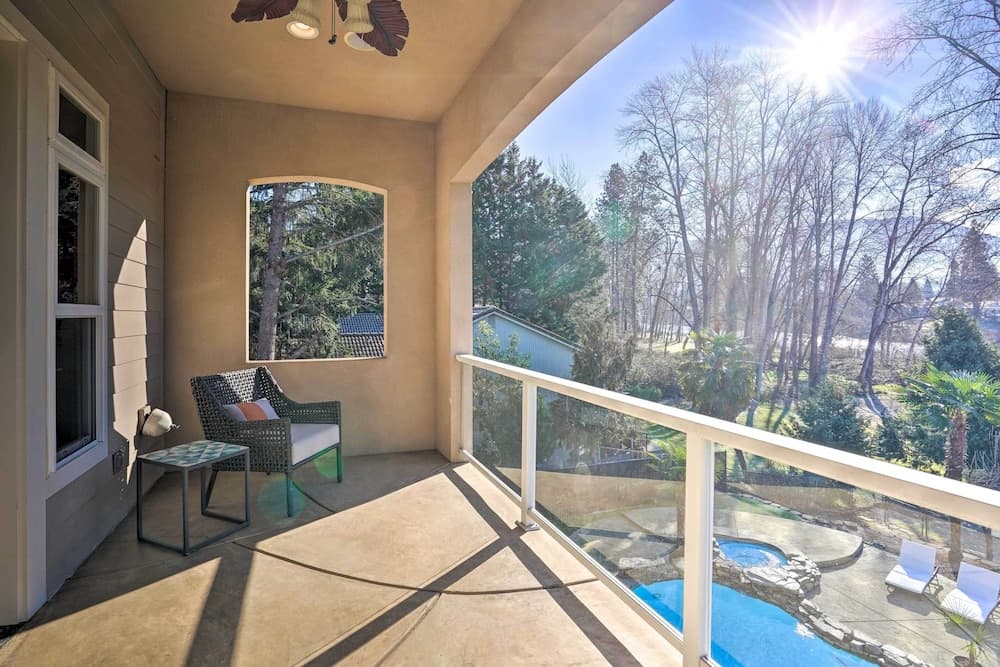 Luxe Getaway w/ Riverfront Views in Grants Pass!