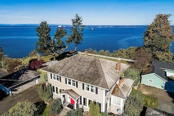Historic Waterfront Colonial Home - Estate Grounds