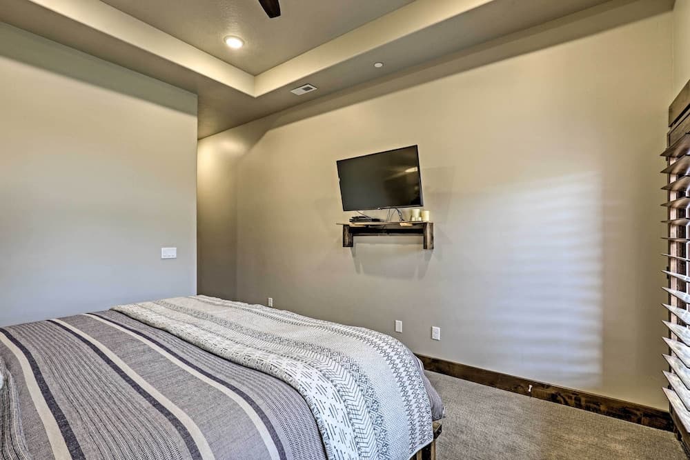 Mountain-view Condo ~ 9 Mi to Park City Skiing