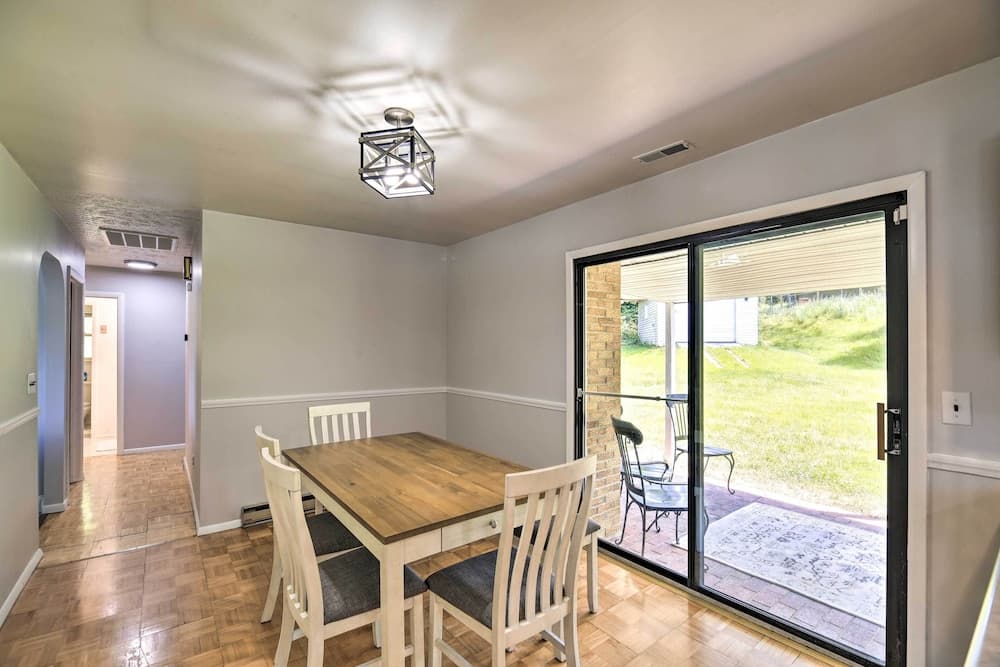 Bluefield Retreat w/ Pool Table: Near Parks!