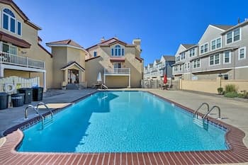 Townhome w/ Balcony < 1 Mi to Wildwood Crest Bch!