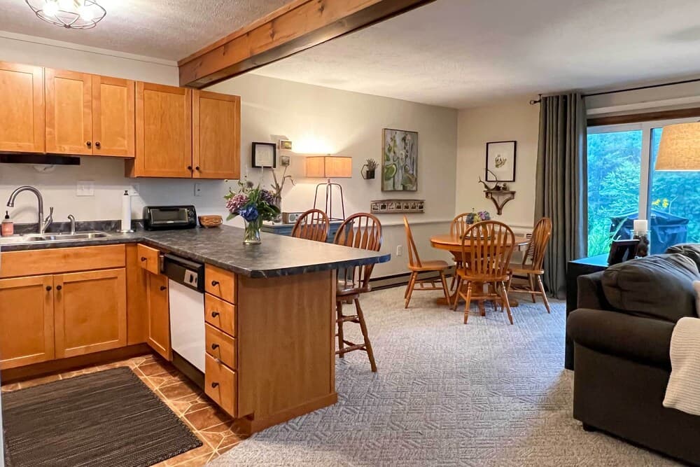 Glen Condo w/ Mountain Views: Walk to Story Land