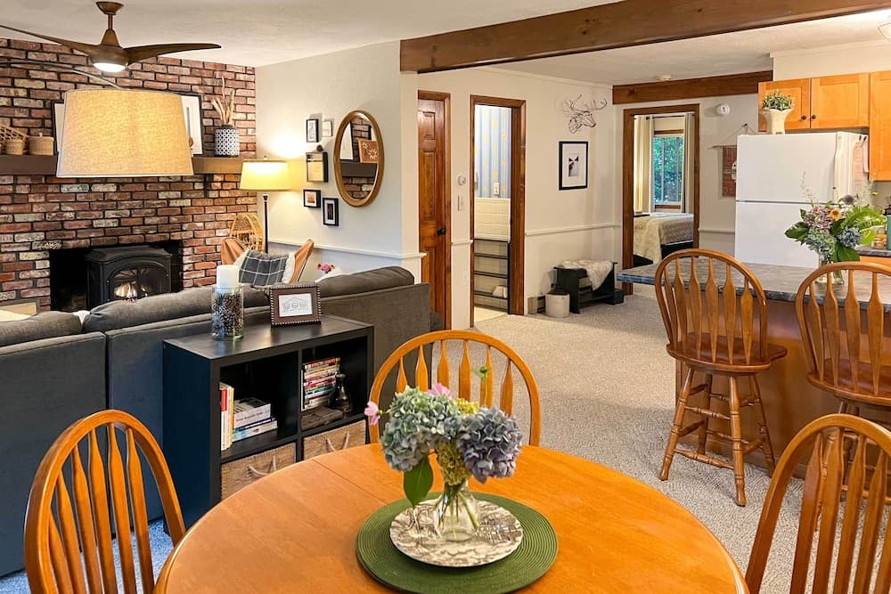 Glen Condo w/ Mountain Views: Walk to Story Land