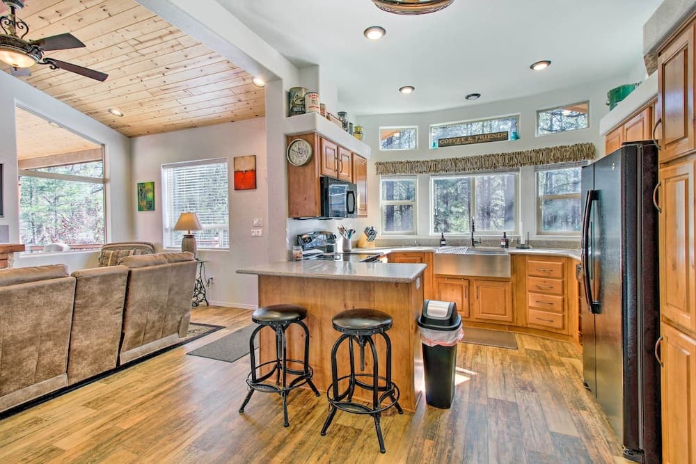 Near Hiking: Cabin w/ Deck & Grill in Show Low