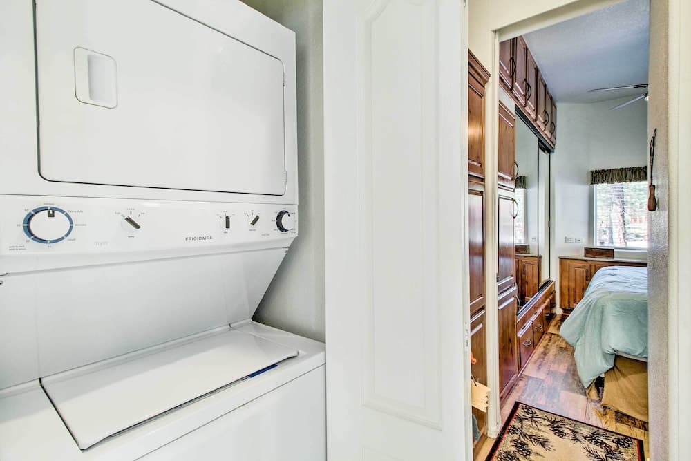 Near Hiking: Cabin w/ Deck & Grill in Show Low