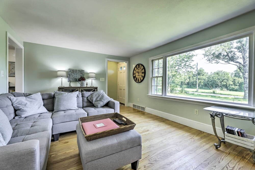 Hampton 'quiet Corner Cottage' w/ Fireplace & Yard