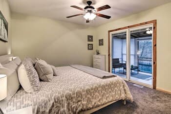 Lakehouse Landing at Beaver Lake w/ Grill, Pool