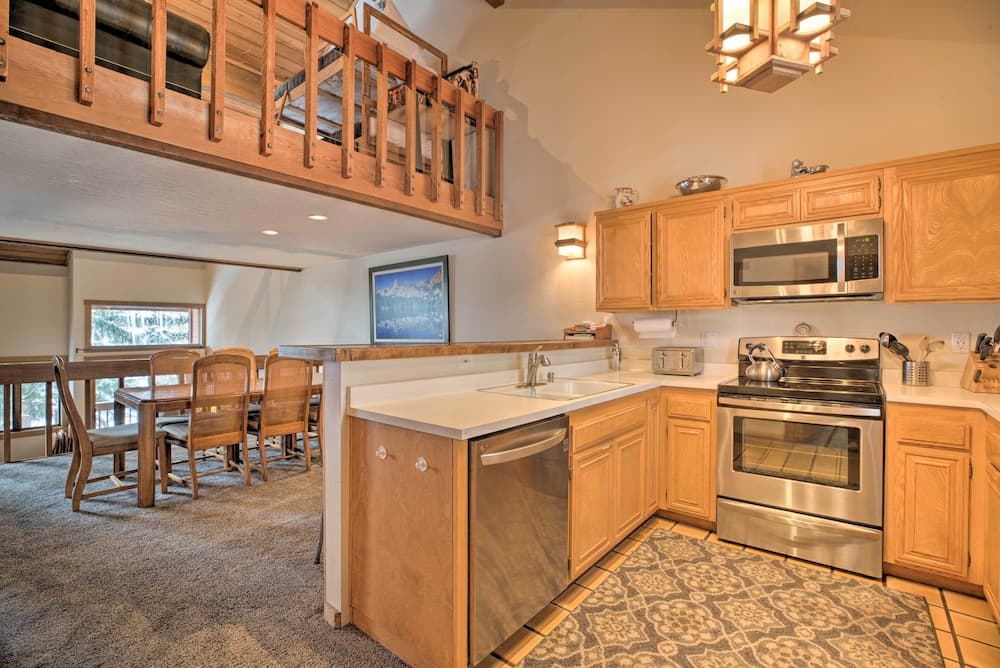 The Mammoth Lodge by Hiking, Lakes, Skiing & More!