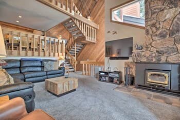 The Mammoth Lodge by Hiking, Lakes, Skiing & More!