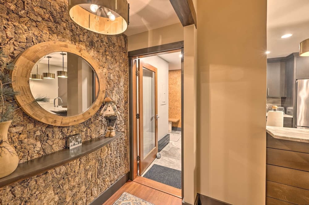 Riverfront Lincoln Condo: 1 Mi to Loon Mountain!