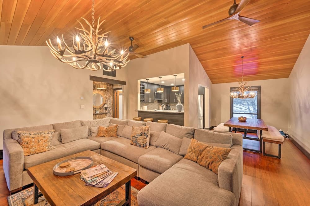 Riverfront Lincoln Condo: 1 Mi to Loon Mountain!