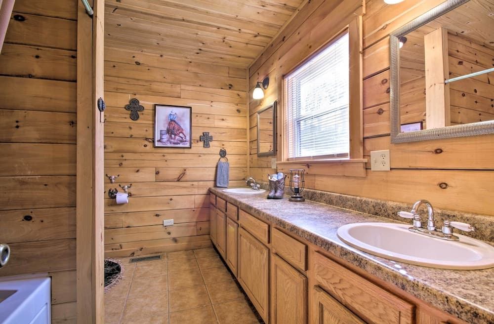 Large Cabin w/ Deck Overlooking Norfork Lake!