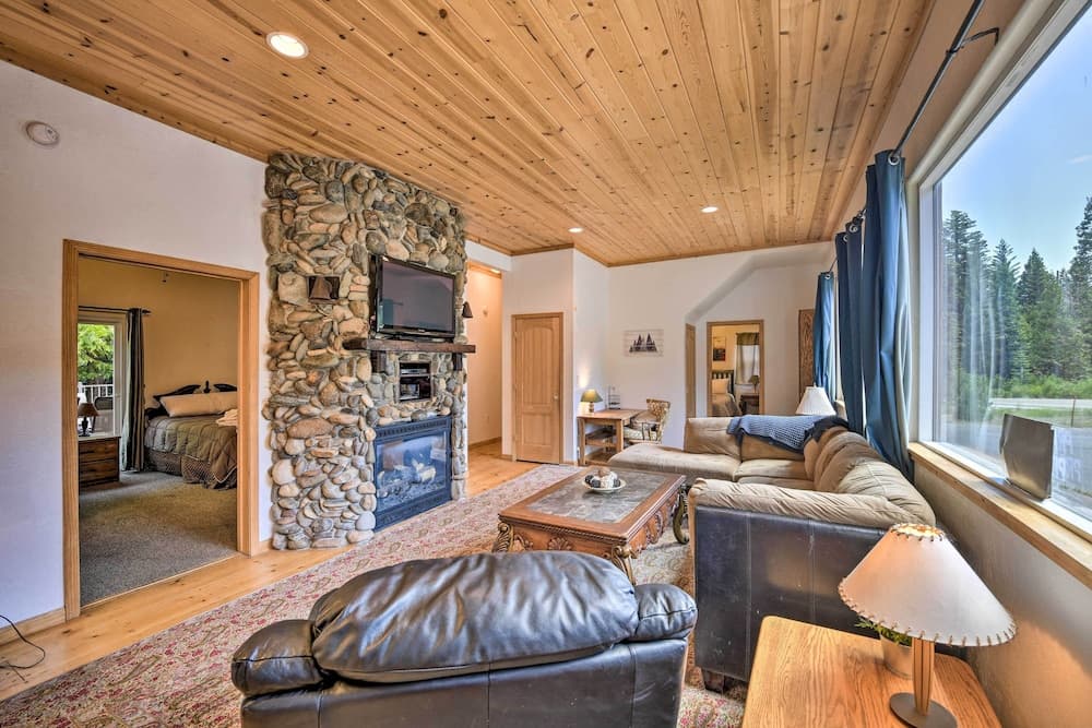 Secluded Camp Connell Home w/ Deck + Fireplace!