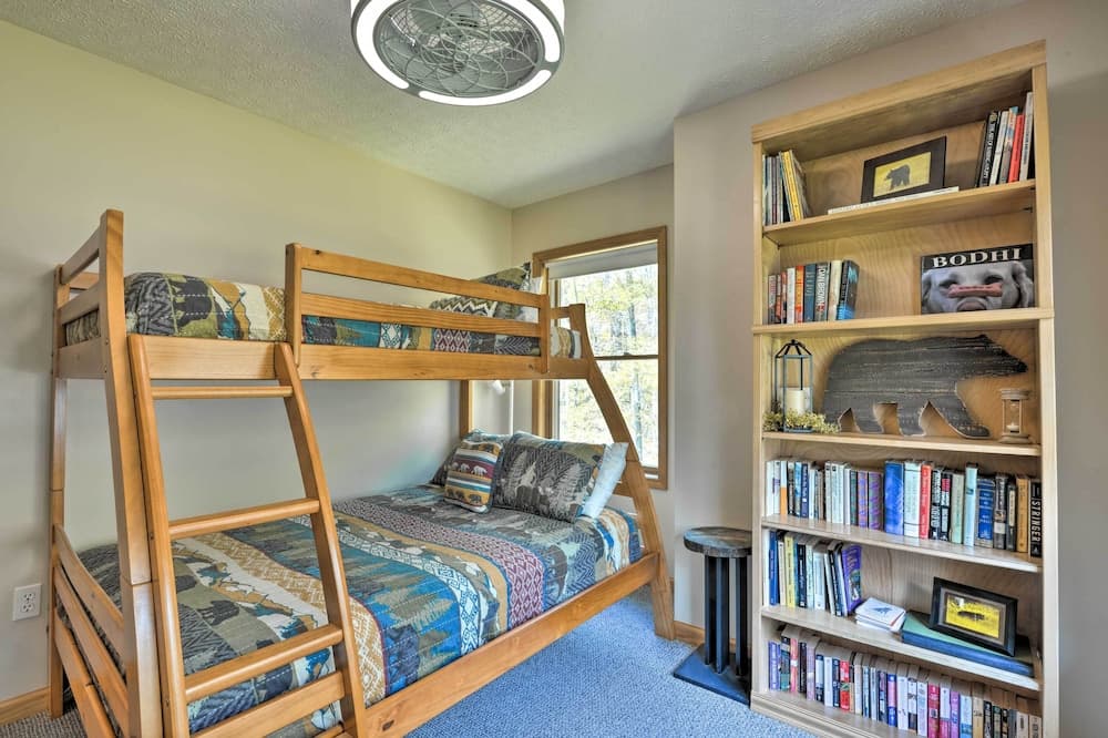 Hot Tub & Dogs Welcome: Secluded Oakland Gem